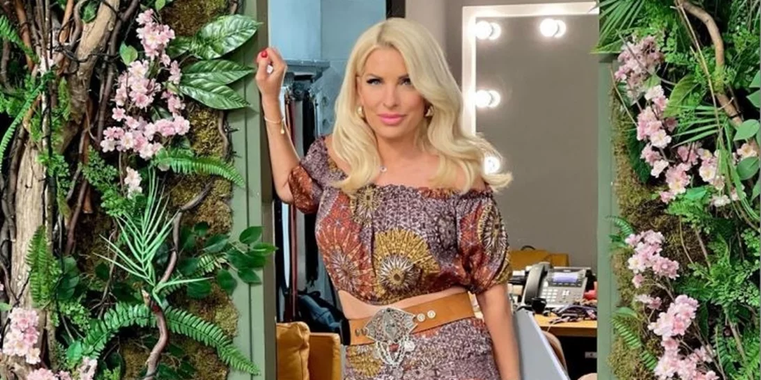 Ελένη Μενεγάκη | Ανοίγει το καμαρίνι της - Το φλοράλ ντεκόρ & τα ρούχα και τα αξεσουάρ της παρουσιάστριας