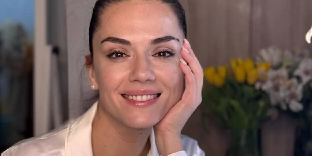 Βάσω Λασκαράκη | Με μάξι πλισέ φόρεμα και σανδάλια σε μία βραδιά κάτω από την Ακρόπολη