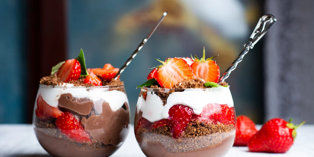 Ετοίμασε το πιο γευστικό πρωινό από το βράδυ | Σοκολατένιο overnight oats με φράουλες