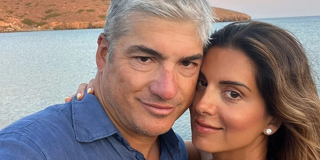 Σταματίνα Τσιμτσιλή | Dinner σε γνωστό εστιατόριο της Πάρου - Το μαύρο φόρεμά της με τον χρυσό ήλιο