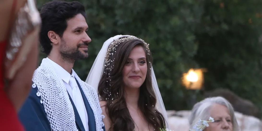 Γάμος Ορφέα Αυγουστίδη και Γεωργίας Κρασσά | Όλες οι λεπτομέρειες για το boho νυφικό