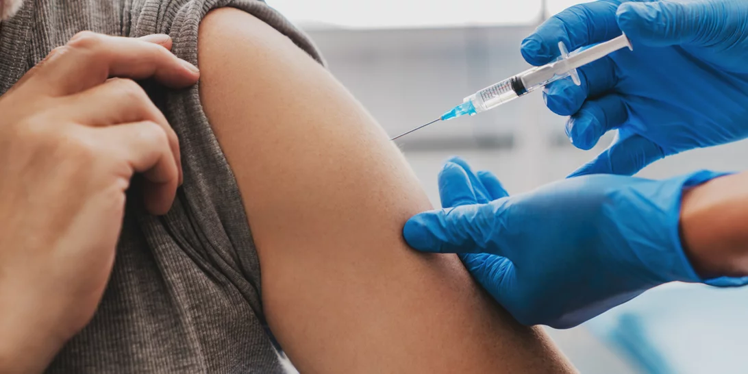 Εμβόλια: Άνοιξε η πλατφόρμα για τις ηλικίες από 15 έως 17 ετών - Πώς θα κλείσετε ραντεβού