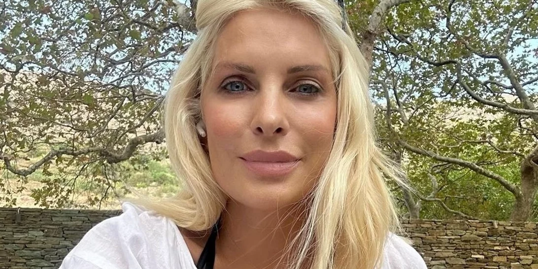 Η Ελένη Μενεγάκη στο εστιατόριο του ONAR στην Άνδρο | Με λευκό καφτάνι