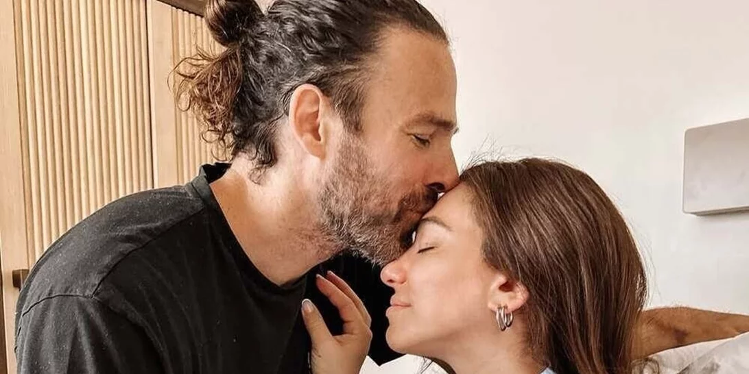 Η Ευρυδίκη Βαλαβάνη και ο Γρηγόρης Μόργκαν στο πρώτο ταξίδι με το νεογέννητο μωρό τους