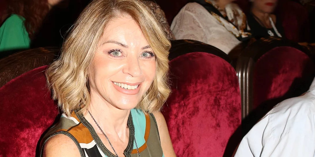 Η Έλλη Στάη με το κομψό χτένισμα που ταιριάζει υπέροχα σε καρέ και μεσαίου μήκους μαλλιά