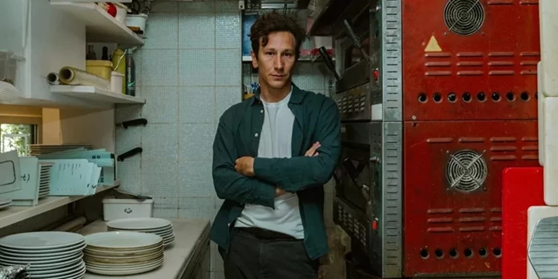 Ο Μιχάλης Σαράντης στην "Κουζίνα"-Η αλληγορία του Wesker, σε σκηνοθεσία Γιώργου Κουτλή