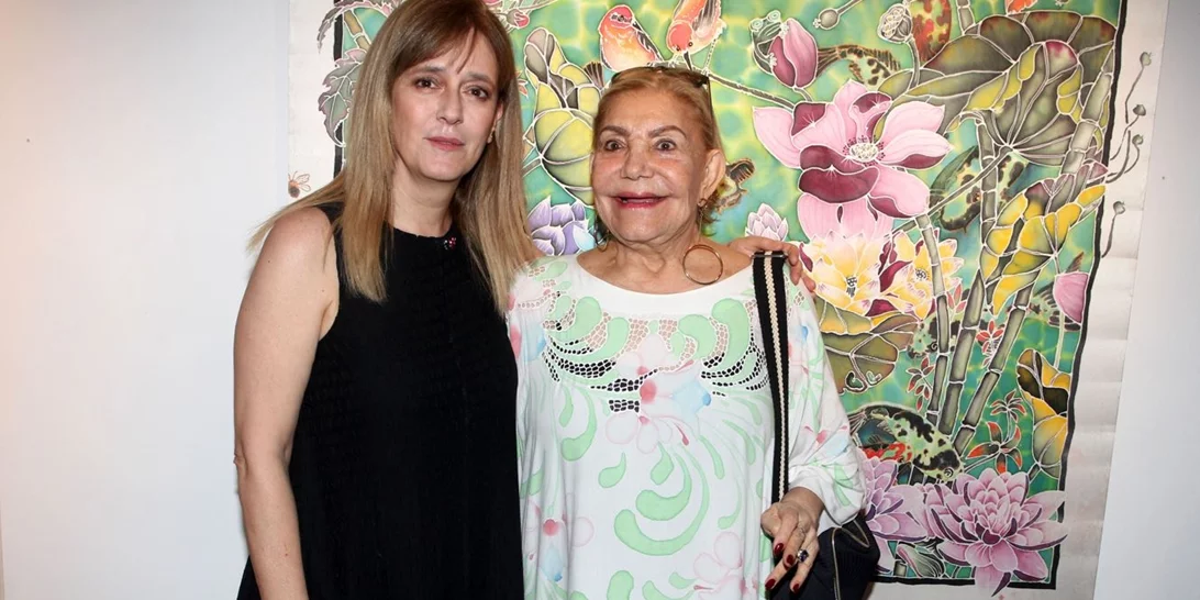 Δύο μήνες μετά τον θάνατο του Γιάννη Φέρτη | Η Μαρίνα Ψάλτη στα εγκαίνια της έκθεσής της