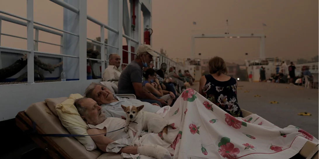 Φωτιά στην Εύβοια | Συγκινεί η φωτογραφία των ηλικιωμένων πυρόπληκτων πάνω στο φέρι μποτ [εικόνα]