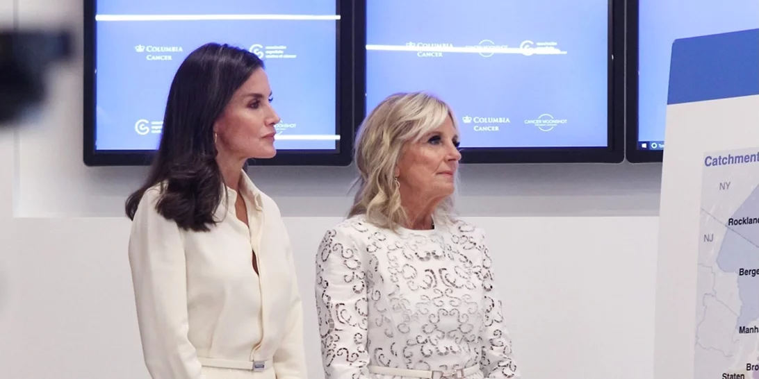 Η βασίλισσα Letizia και η Jill Biden δείχνουν πώς θα φορέσουμε το λευκό το φθινόπωρο