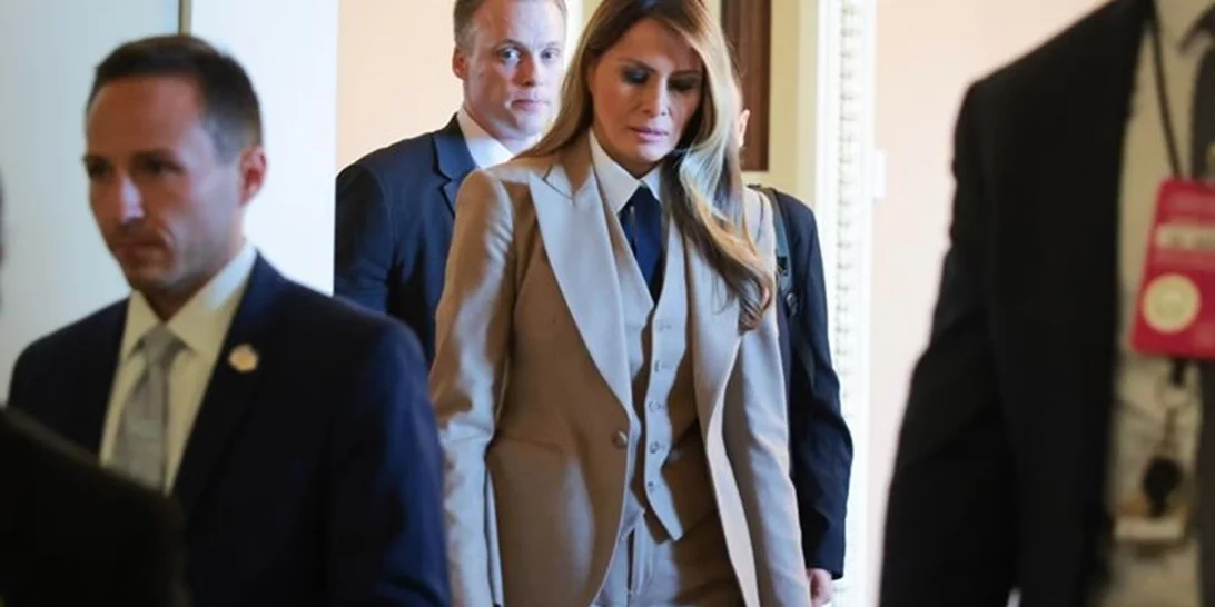 H Melania Trump κάνει τάση το ανδρόγυνο look