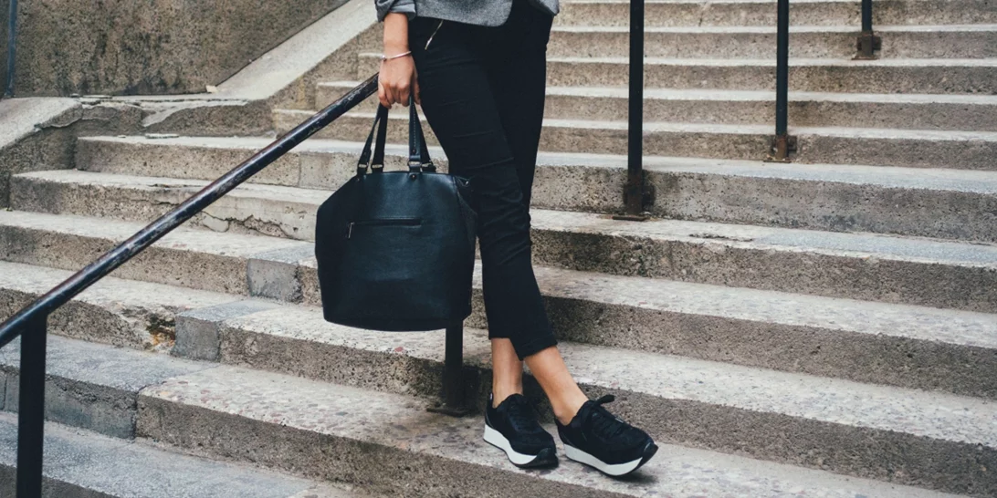 5 τρόποι για να φορέσετε τα sneakers το φθινόπωρο αν είστε 40+