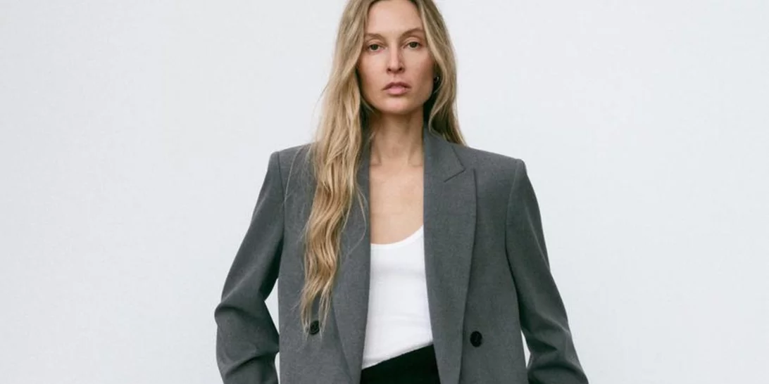 Αυτό το σταυρωτό blazer από τη Zara θα γίνει το αγαπημένο σου κομμάτι για το γραφείο και τα after work drinks