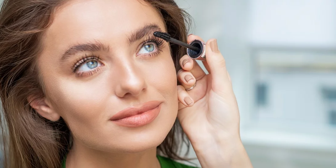 Στο TikTok βρήκαμε το νέο τρόπο να βάζουμε mascara για πιο μακριές βλεφαρίδες