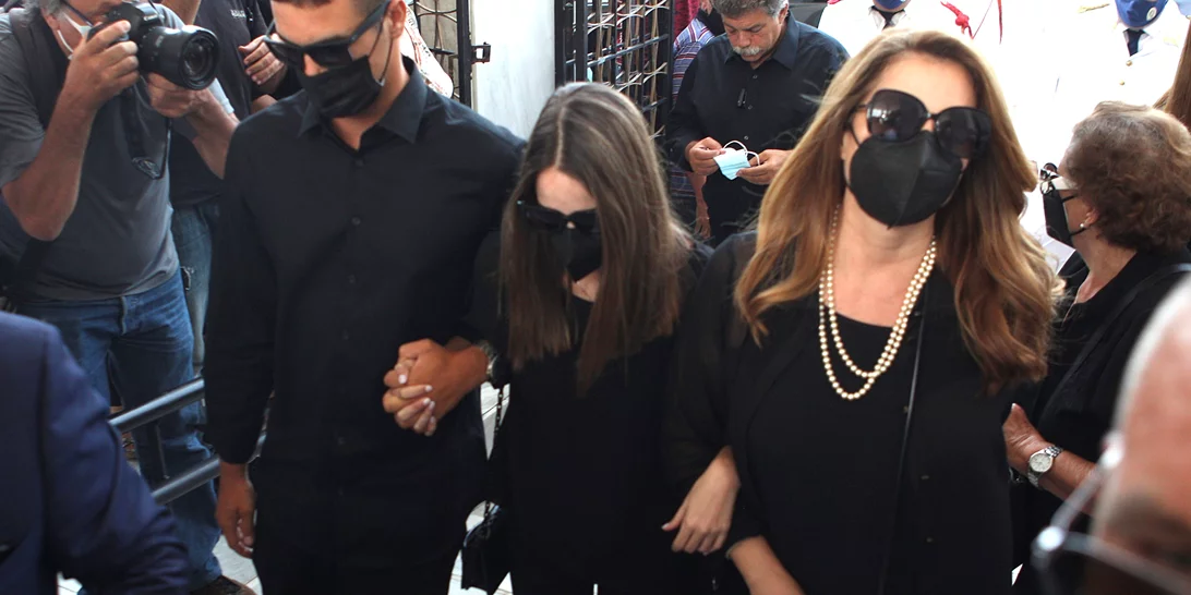 Κηδεία Τόλη Βοσκόπουλου: Η Άντζελα Γκερέκου και η Μαρία Βοσκοπούλου συντετριμμένες στο Ά Νεκροταφείο για το τελευταίο αντίο