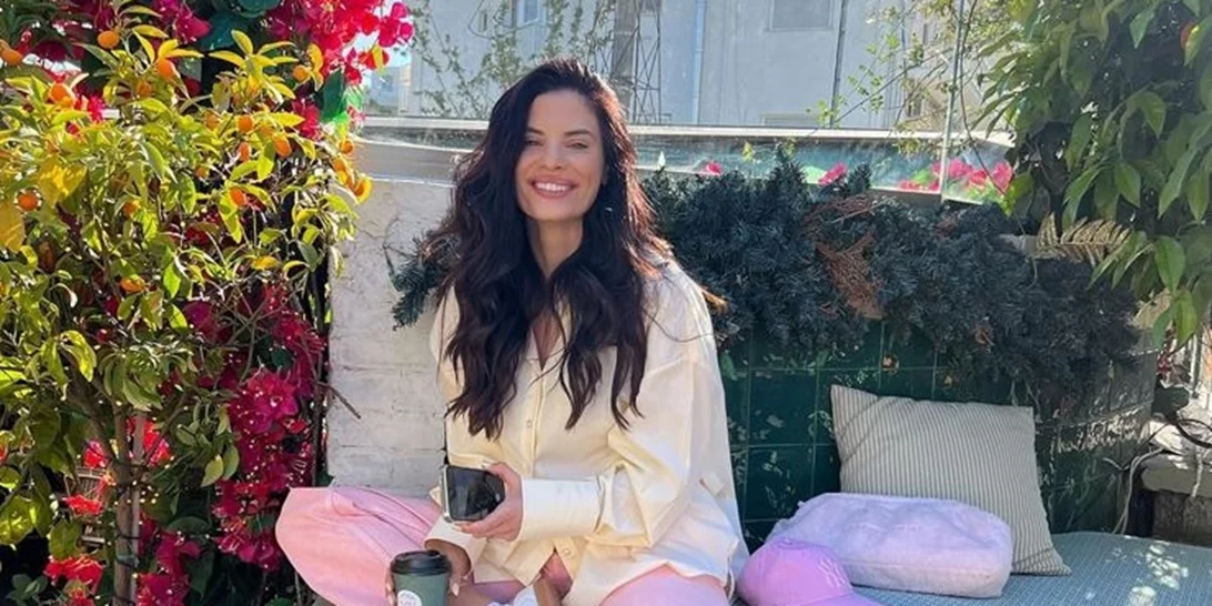 Easter Glam | Πώς μας προτείνει η Χριστίνα Μπόμπα να φορέσουμε τις παγιέτες φέτος το Πάσχα