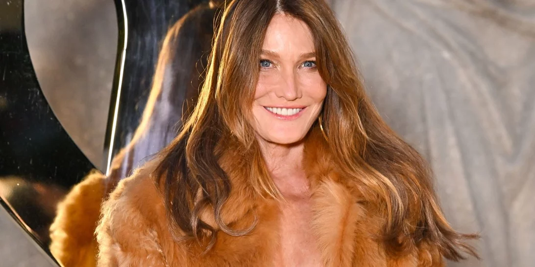 Carla Bruni | Στην Paris Fashion Week μετά τη φυλάκιση του Nicolas Sarkozy - Η κίνηση που συζητήθηκε