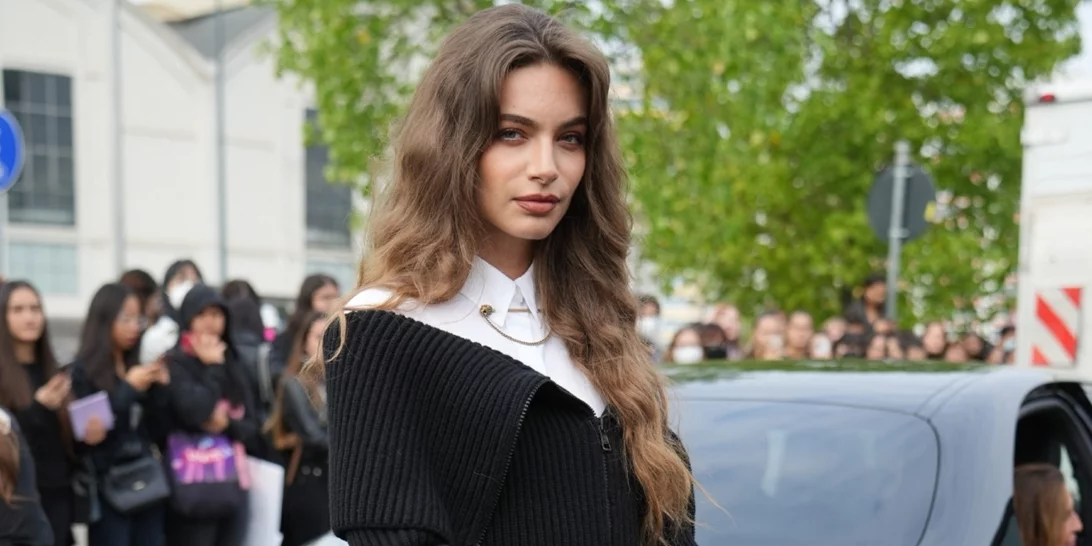 Το σεμιζιέ φόρεμα από τη Massimo Dutti είναι η επιτομή της κομψότητας