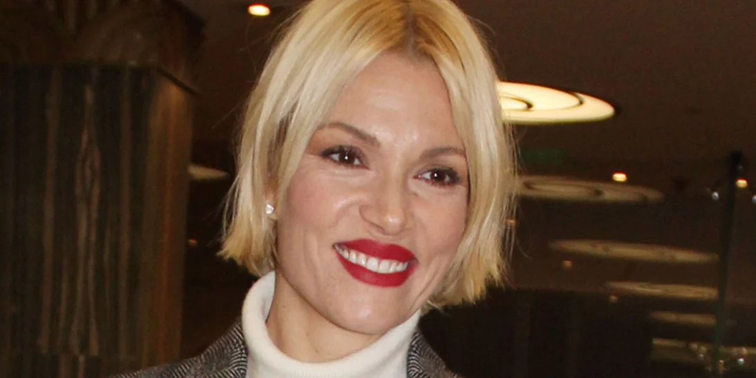 Η Βίκυ Καγιά με σκούρα μαλλιά