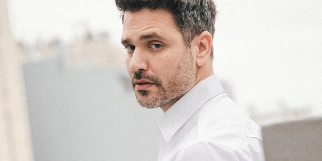 "Πιο ερωτικός από ποτέ" | Ο Μιχάλης Λεβεντογιάννης φωτογραφίζεται με τη νέα συμπρωταγωνίστριά του στο θέατρο