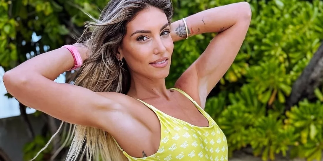 Η Αθηνά Οικονομάκου με το ολόσωμο μαγιό στο χρώμα τάση του καλοκαιριού