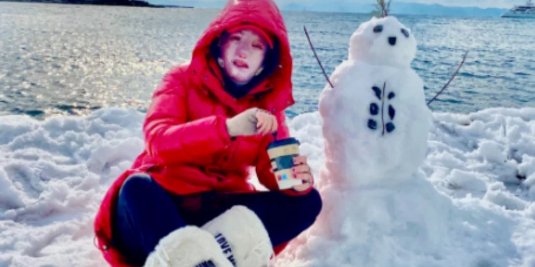 Ιωάννα Παλιοσπύρου | Ποζάρει στο χιονισμένο τοπίο με κόκκινο jacket