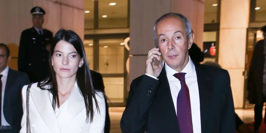 Δήμητρα Κούστα | Με λευκό κοστούμι και μεταλλιζέ γόβες στο πλευρό του συζύγου της