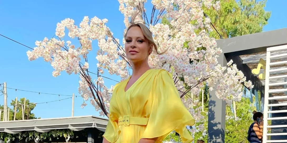 Καλεσμένη σε γάμο | Η Υβόννη Μπόσνιακ με το φόρεμα που θα σε αναδείξει στην πιο καλοντυμένη