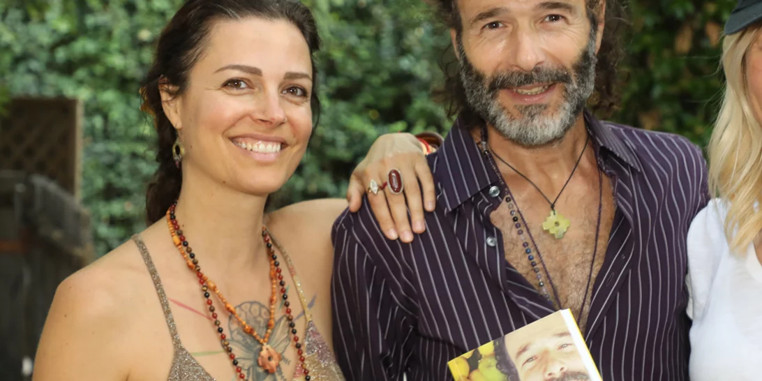 Θανάσης Ευθυμιάδης | Η πρωτότυπη παρουσίαση του βιβλίου του - Οι ξυπόλυτοι διάσημοι καλεσμένοι φύτεψαν σπόρους