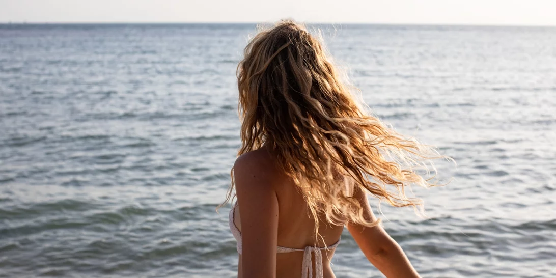 Θες πιο πλούσια, ενυδατωμένα και γεμάτα όγκο μαλλιά; Φτιάξε το δικό σου hair spray με νερό καρύδας