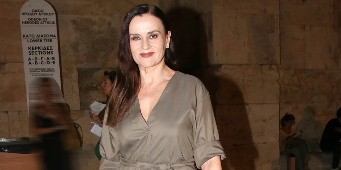 Η Καρυοφυλλιά Καραμπέτη με tone to tone καφέ σύνολο στο Ηρώδειο