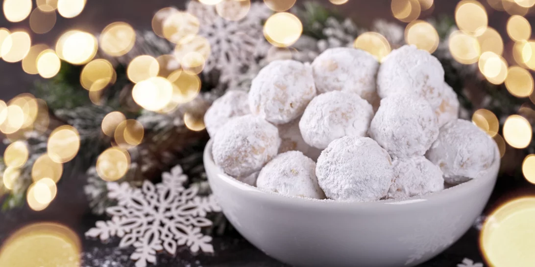 Θες αφράτους κουραμπιέδες; Τα μυστικά της Αργυρώς Μπαρμπαρίγου για να τους πετύχεις