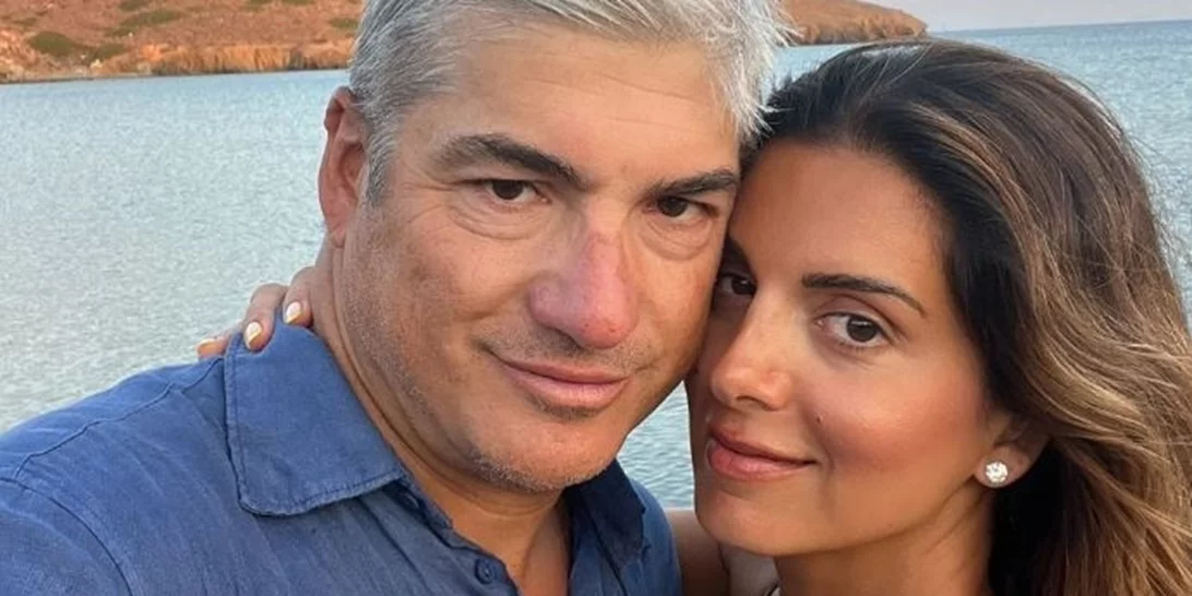 Σταματίνα Τσιμτσιλή | Με μίνι denim φούστα στα σοκάκια της Πάρου