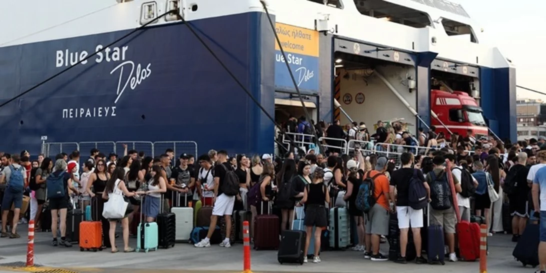 Χιλιάδες ταξιδιώτες αναχωρούν για τα νησιά ενόψει Δεκαπενταύγουστου