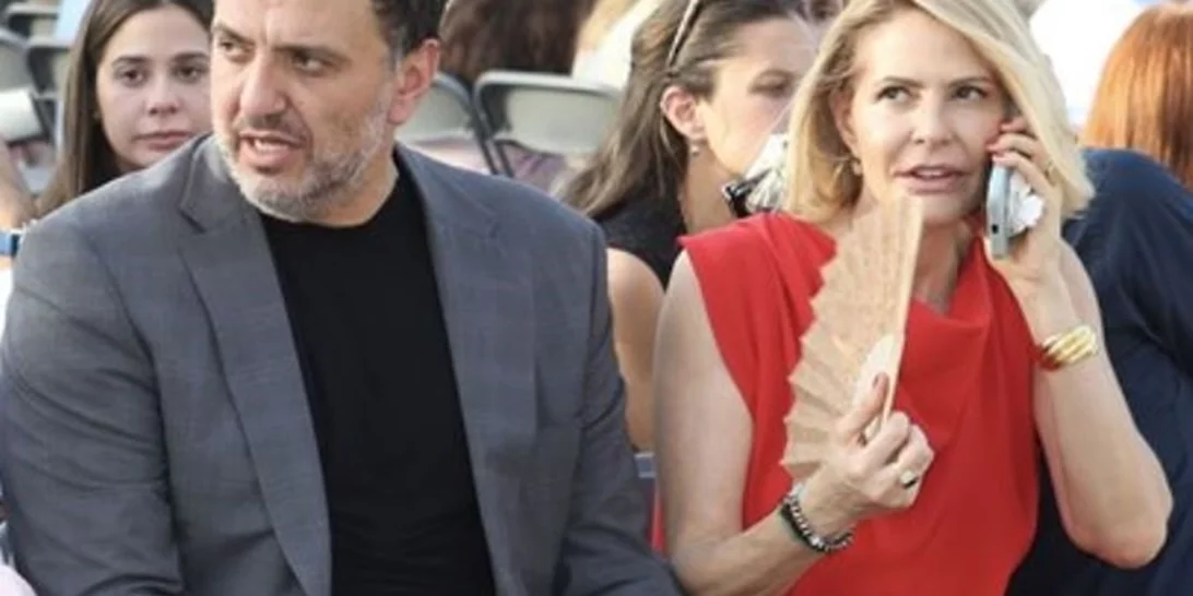 Chic στα κόκκινα η Τζένη Μπαλατσινού σε επίδειξη μόδας - Με αξύριστο look o Βασίλης Κικίλιας