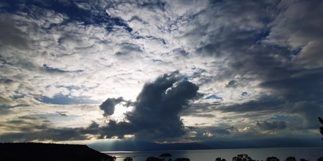 Η πρόγνωση της ΕΜΥ | Άνεμοι εώς 9 μποφόρ και μεμονωμένες καταιγίδες