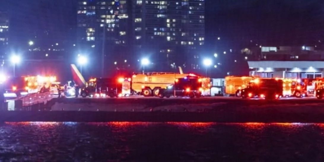 Αεροπλάνο με 60 επιβάτες συγκρούστηκε με στρατιωτικό ελικόπτερο στην Ουάσιγκτον και κόπηκε στα δύο [βίντεο]