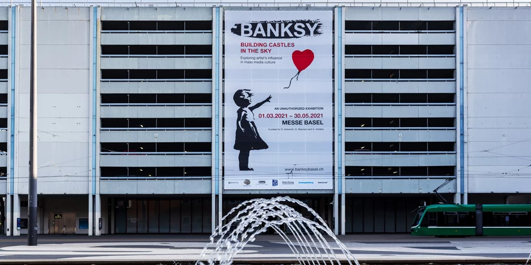 Τρία έργα του Banksy έχουν κατασχεθεί από την αστυνομία στην Ουαλία στο πλαίσιο ποινικής έρευνας