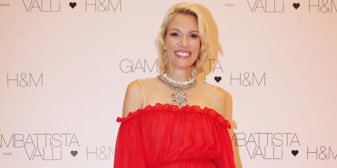 Η Βίκυ Καγιά σου δείχνει ένα έξυπνο τρόπο για να φορέσεις τη μαύρη φούστα