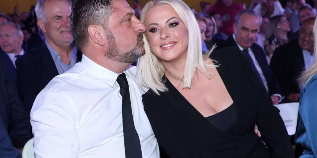 Νίκος Χαρδαλιάς | Το δημόσιο φιλί στην γοητευτική σύζυγό του, Γιώτα Παναγιωτοπούλου