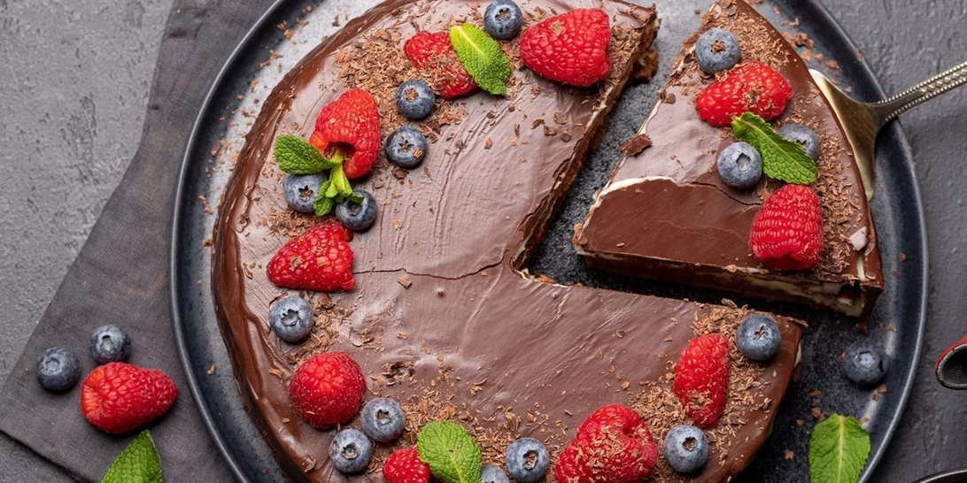 Καλοκαιρινή τούρτα εκλέρ- Το πιο θεϊκό γλυκό μόνο με 6 υλικά