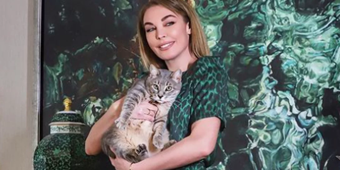 Η Τατιάνα Στεφανίδου ποζάρει στο υπερπολυτελές σαλόνι της και προκαλεί αντιδράσεις