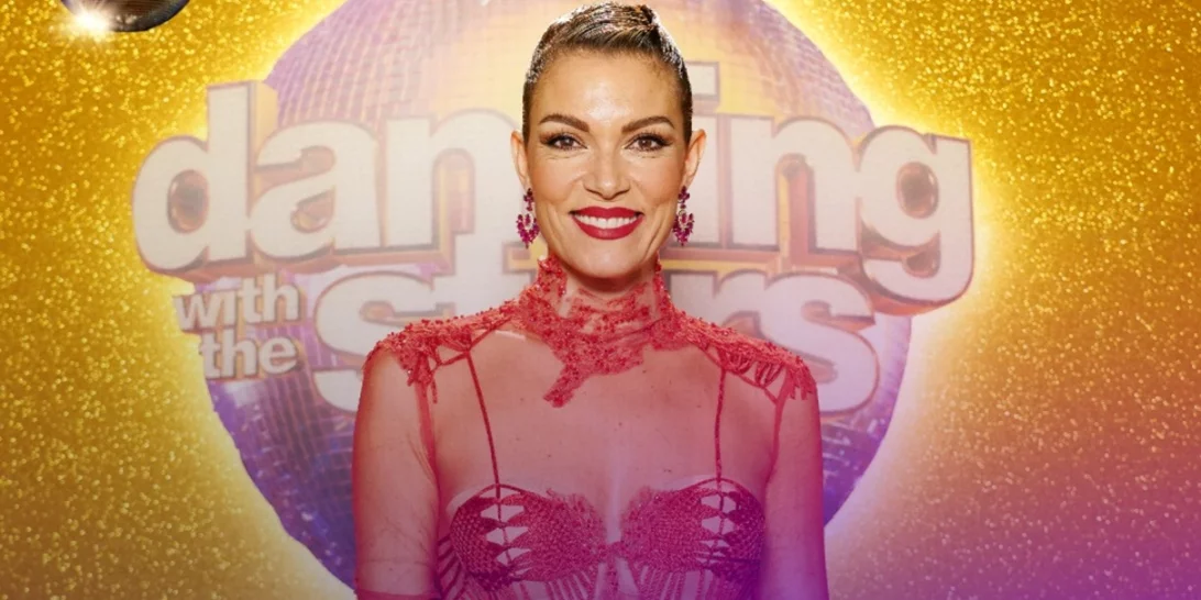 Η Βίκυ Καγιά σαν σταρ του σινεμά με κόκκινο φόρεμα στο live του DWTS