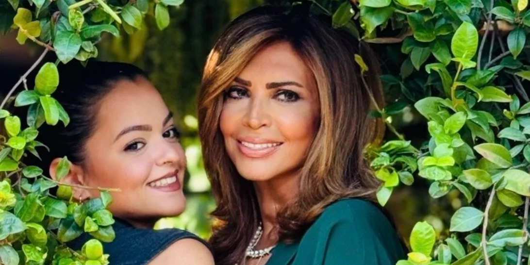 Δυο οπτασίες | Μιμή & Μαριτίνα Ντενίση ποζάρουν με τα γιορτινά τους στον πανέμορφο κήπο τους στον Θεολόγο