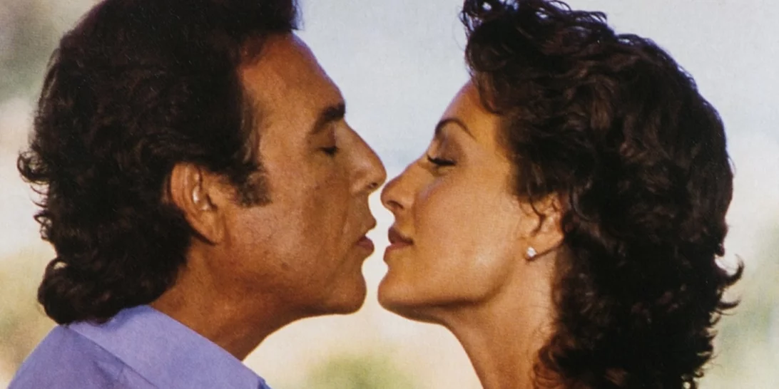 27 χρόνια πριν | Η Άντζελα Γκερέκου και ο Τόλης Βοσκόπουλος ανοίγουν το αρχοντικό τους στην Κέρκυρα