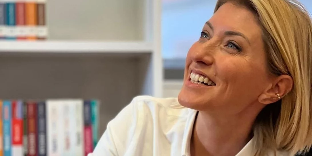 Σία Κοσιώνη | Η εμφάνισή της στην Ουάσιγκτον με στιλάτο military jacket Ελληνίδας σχεδιάστριας