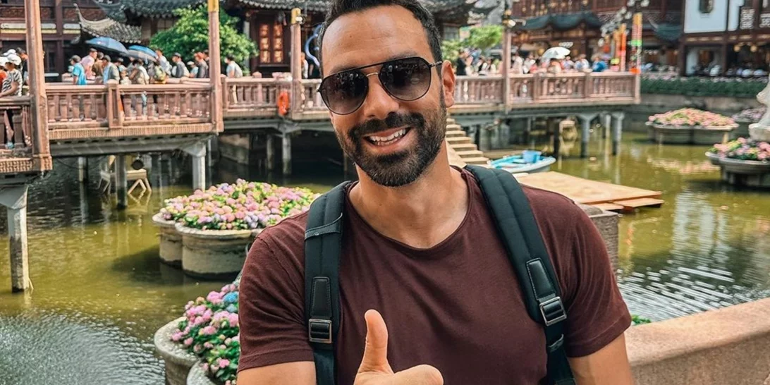 Στο τεράστιο σαλόνι τους | Ένα απόγευμα με τον Σάκη Τανιμανίδη και τις κόρες του