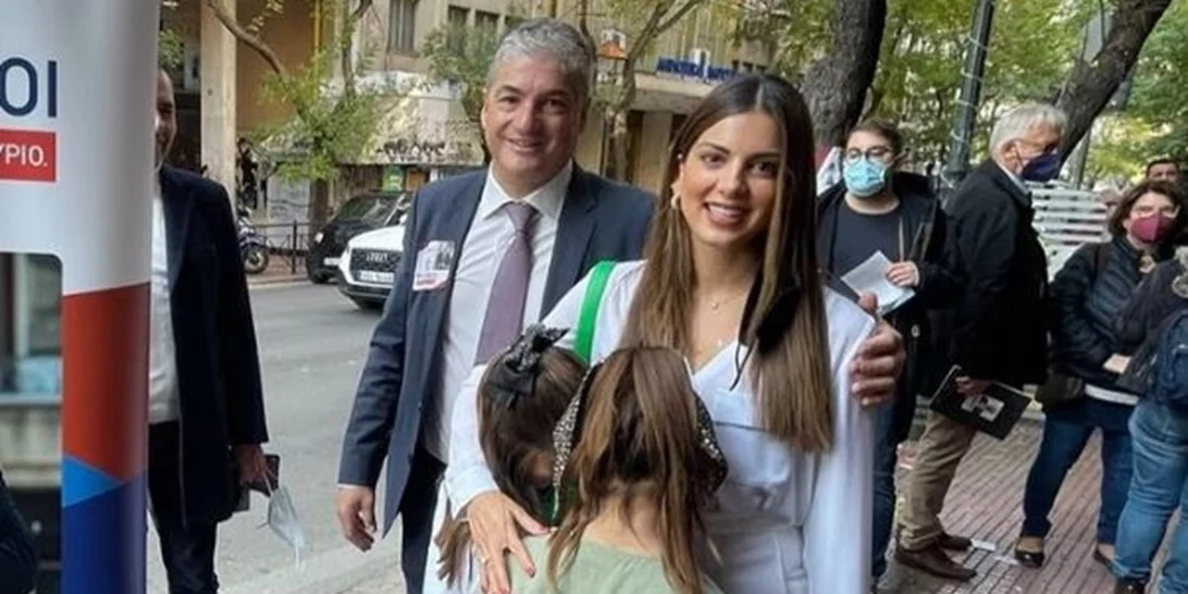 Σταματίνα Τσιμτσιλή | Φωτογραφίζει τα παιδιά της στην παρέλαση του σχολείου τους