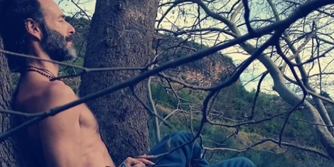 Θανάσης Ευθυμιάδης σε στάση shirshasana | "Κοιτώντας ανάποδα πολλές φορές βλέπω πιο σωστά" (pic)