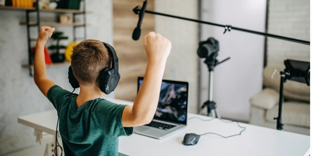 "Μαμά, θέλω να γίνω YouTuber" | Πώς μπορούμε να αντιμετωπίσουμε οι γονείς τα "τρελά" επαγγελματικά όνειρα των παιδιών;