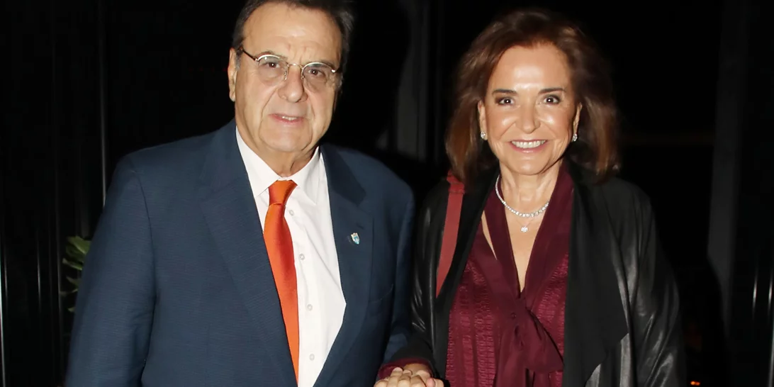 Nτόρα Μπακογιάννη | Σπάνια κοσμική εμφάνιση με τον Ισίδωρο Κούβελο σε νυχτερινό κέντρο